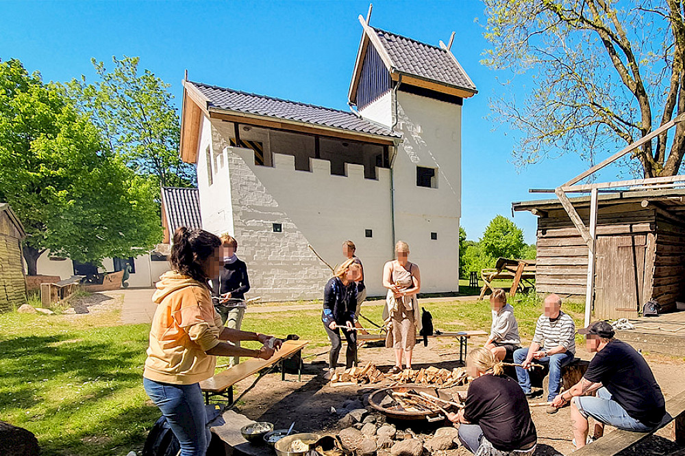 Bild zeigt Menschen am Lagerfeuer auf der Jomsburg.