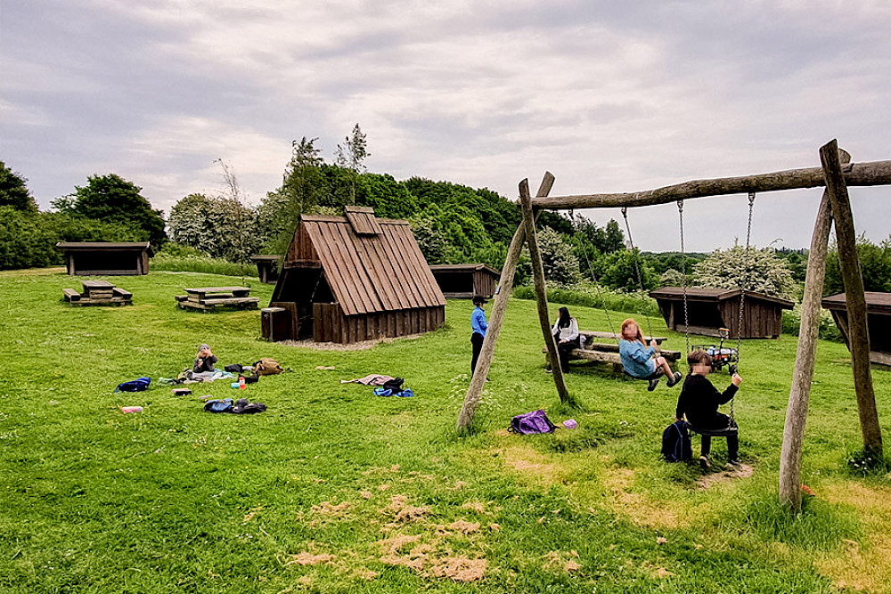 Bild zeigt Kinder auf dem Knivsberg.