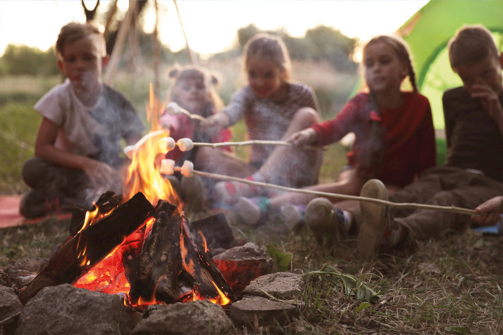 Bild zeigt Kinder am Lagerfeuer.