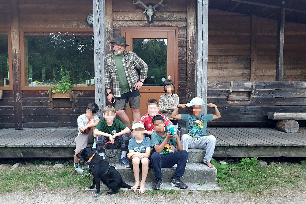 Bild zeigt Kinder vor einem Forsthaus.