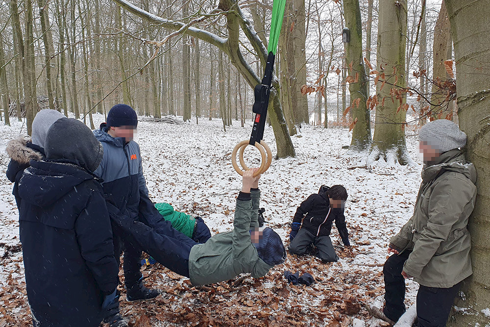 Bild zeigt Kinder beim Sport im Wald.