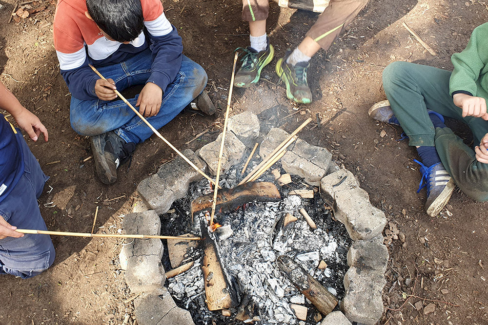 Bild zeigt Kinder am Lagerfeuer.