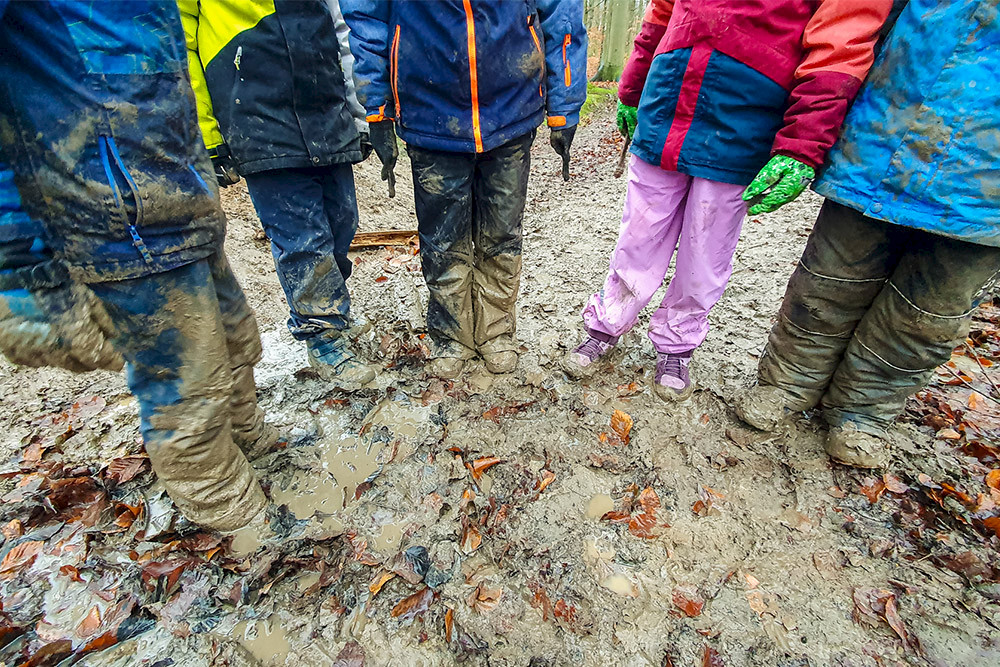 Bild zeigt Kinder im Matsch.