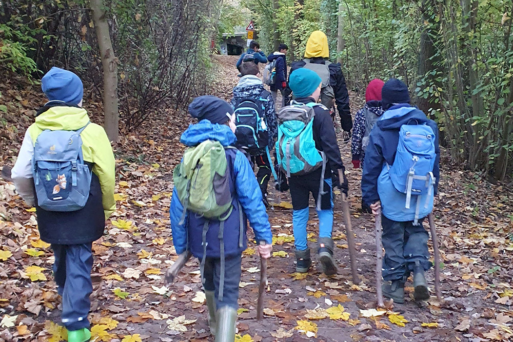 Bild zeigt Kinder bei einer Wanderung in der Natur.