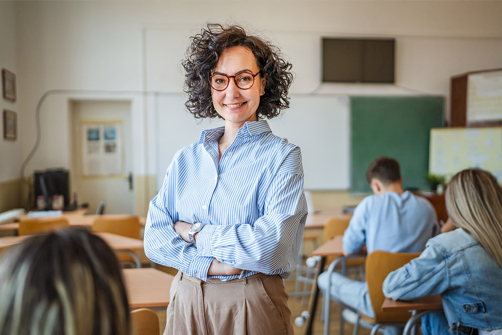 Bild zeigt eine Lehrerin mit einer Schulklasse.