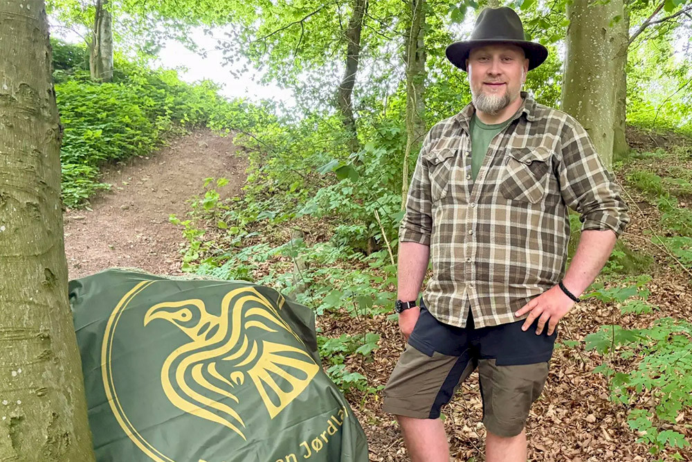 Bild zeigt Frank Bentert im Wald des Knivsbergs.
