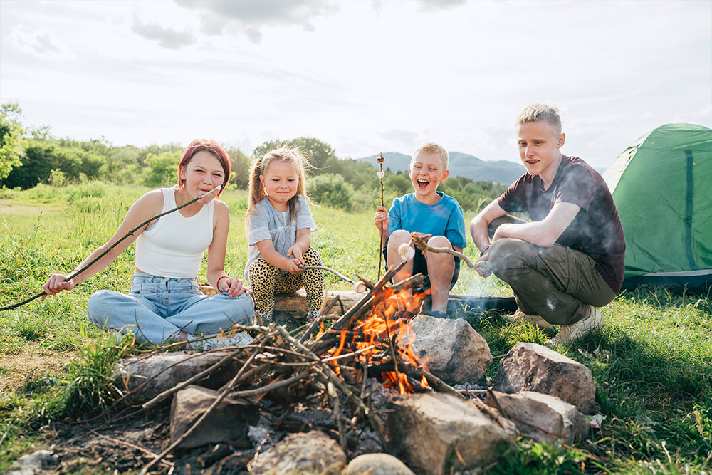 Bild zeigt Kinder am Lagerfeuer.